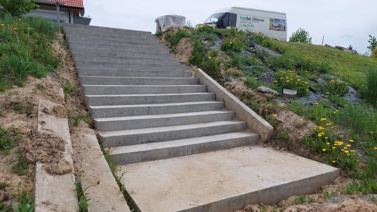 Betonowe schody zewnętrzne, wpasowane w skarpę Firma Budowlana Warmińsko Mazurskie GreenBud 2