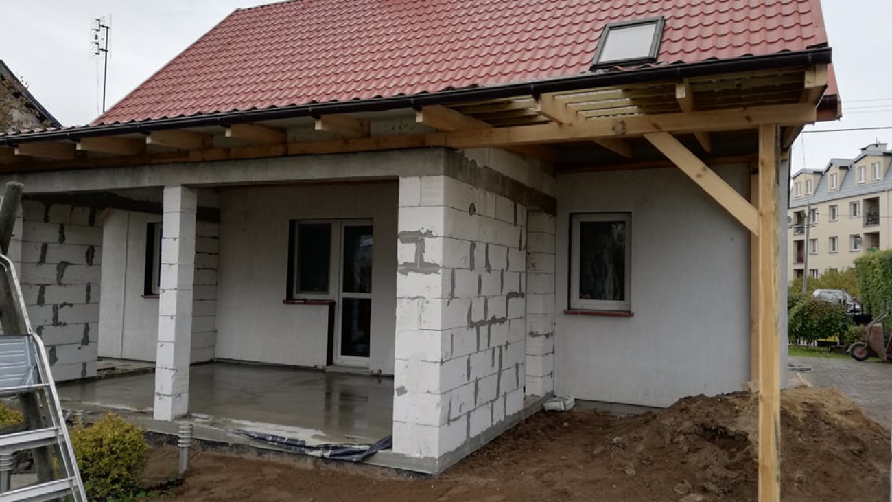 Częściowo zabudowany taras