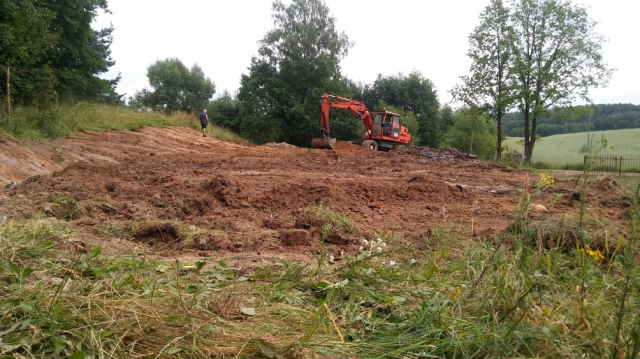 Pogłębienie i profilowanie skarp stawu oraz niwelacja terenu Sarnowo Firma Budowlana GreenBud