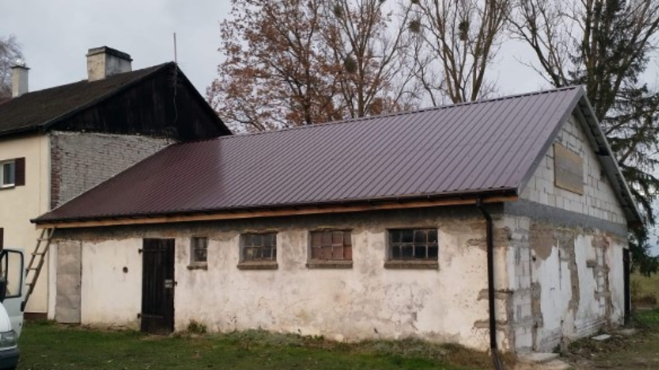 Rozbiórka starego pokrycia dachowego oraz wykonanie konstrukcji nowego dachu