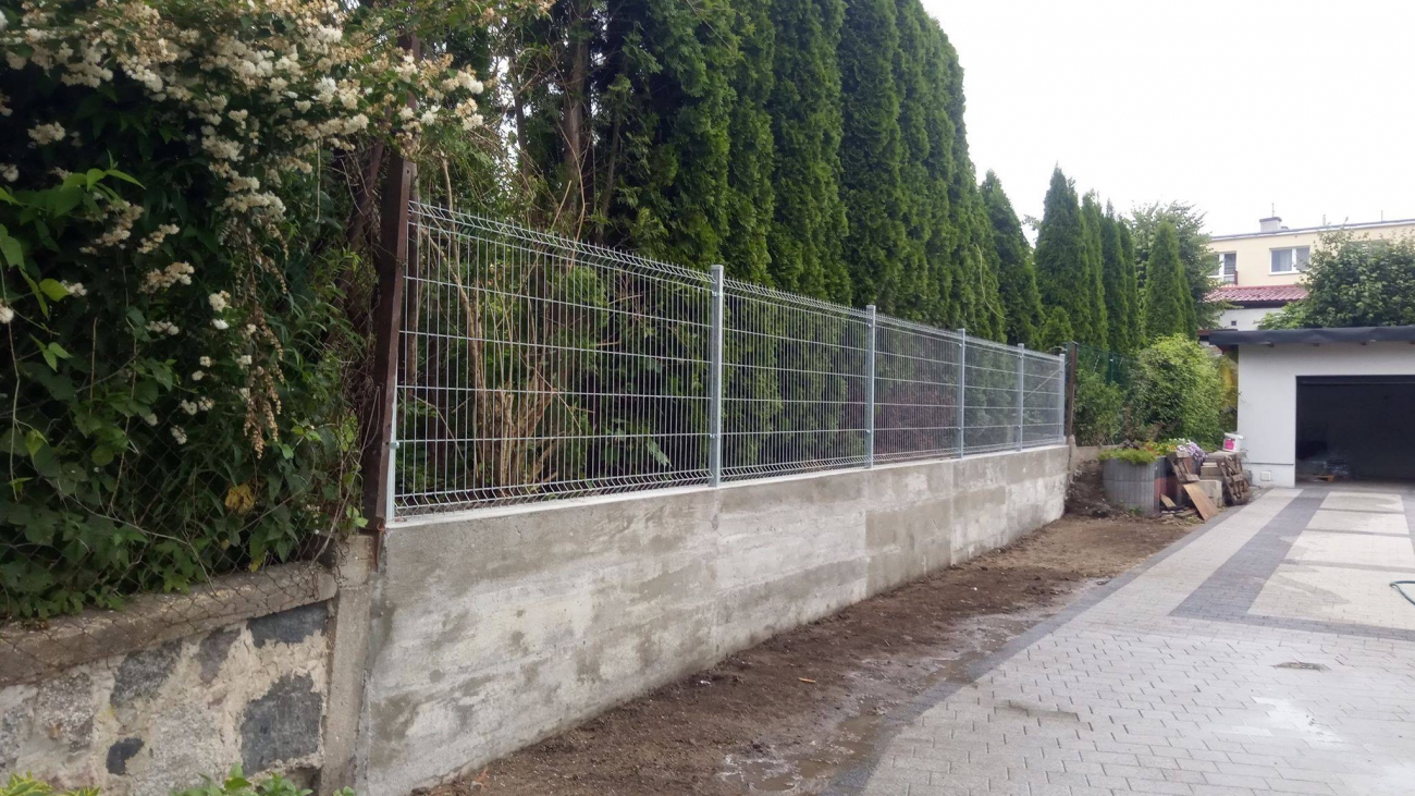 Uprzątnięcie terenu, wykonanie murku oporowego oraz montaż ogrodzenia panelowego. Firma Budowlana Warminsko Mazurskie GreenBud 4