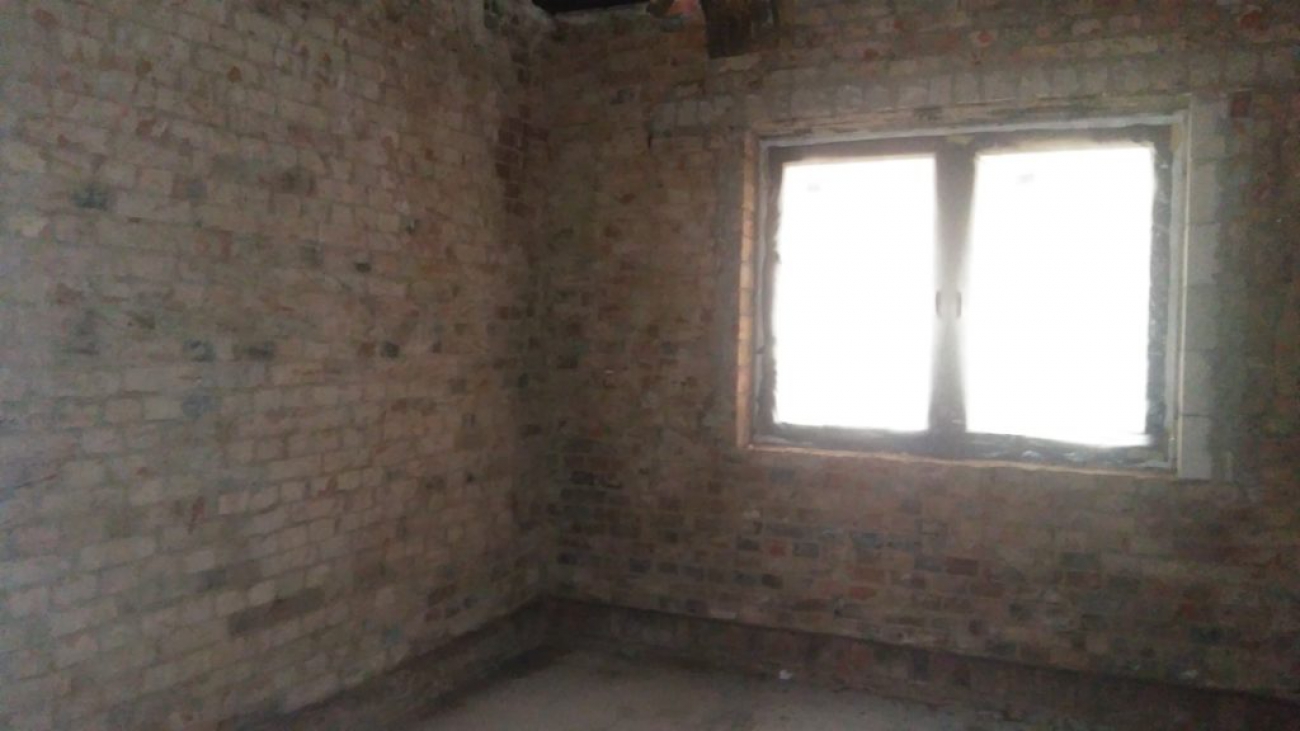 Usunięcie starych tynków i odtworzenie izolacji poziomej ścian metodą iniekcyjną Wielochowo firma Budowlana GreenBud