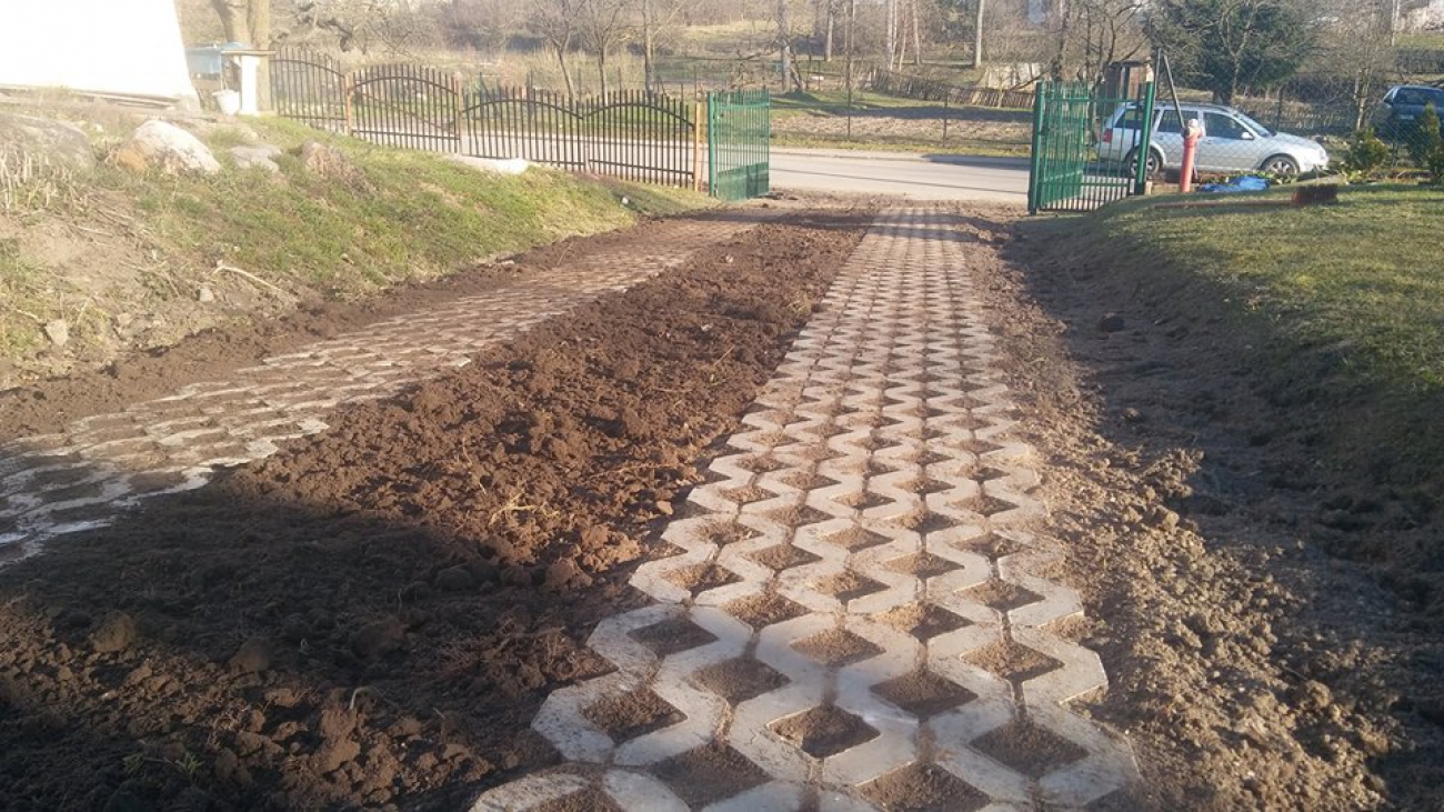 Wykonanie drogi z płyt ażurowych Bieniewo