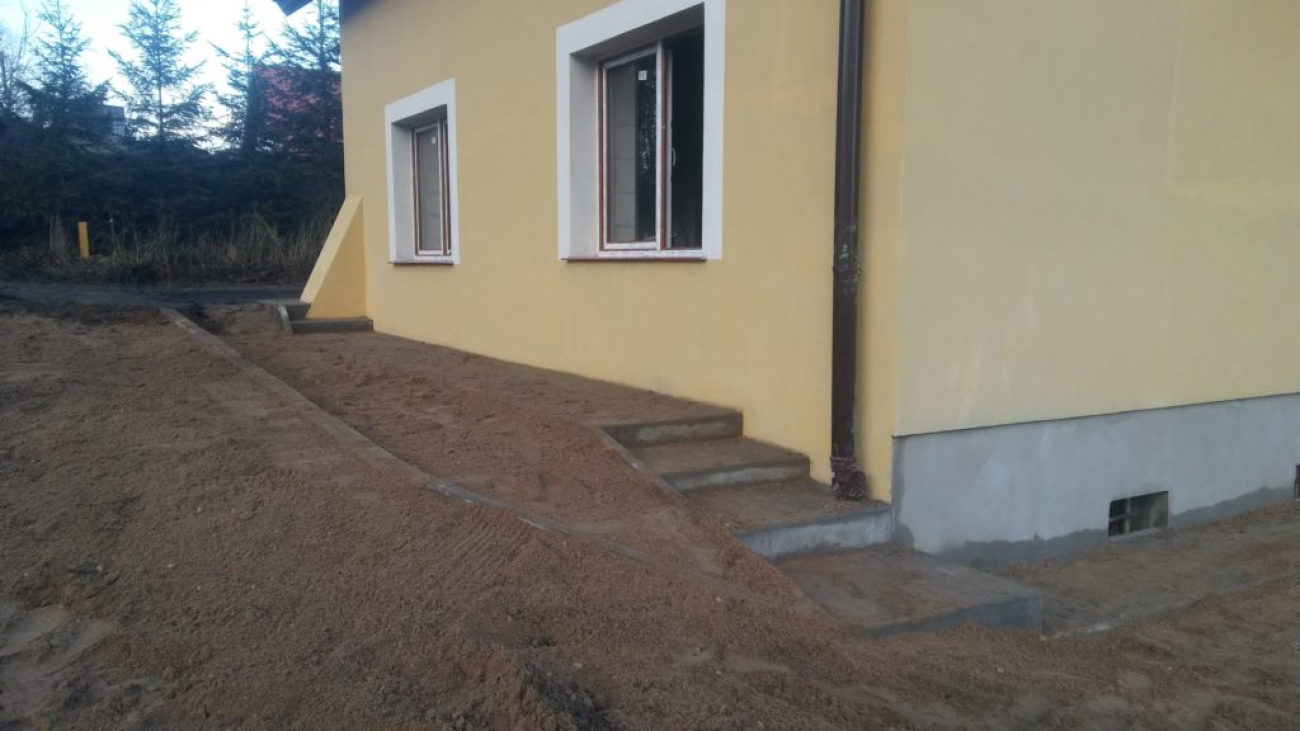 Wykonanie opaski z polbruku wokół domu Wielochowo Firma Budowlana 2