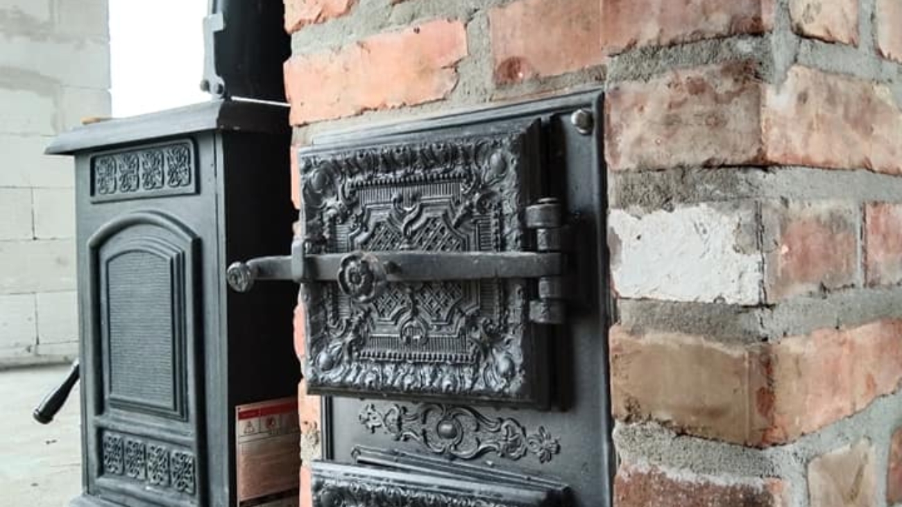 Komin oraz ścianki działowe ze starej cegły 3