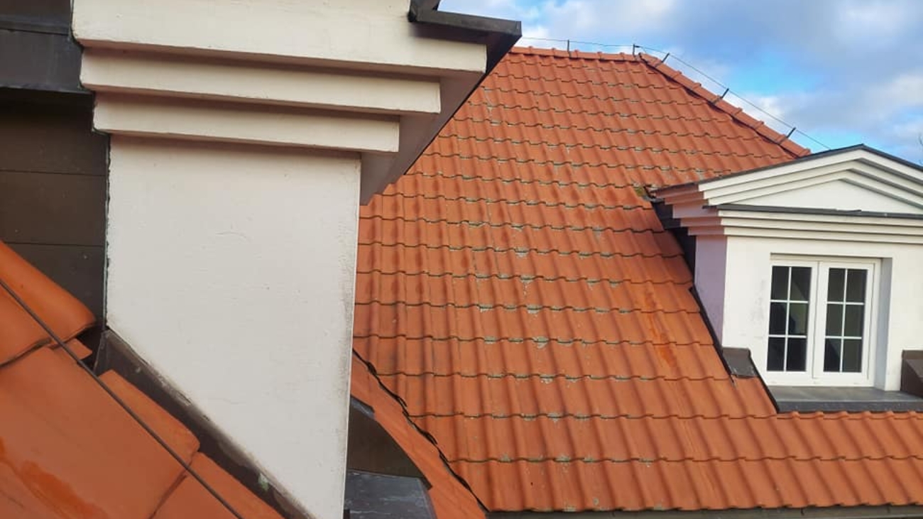 wymiany pękniętych i poprzestawianych dachówek 2