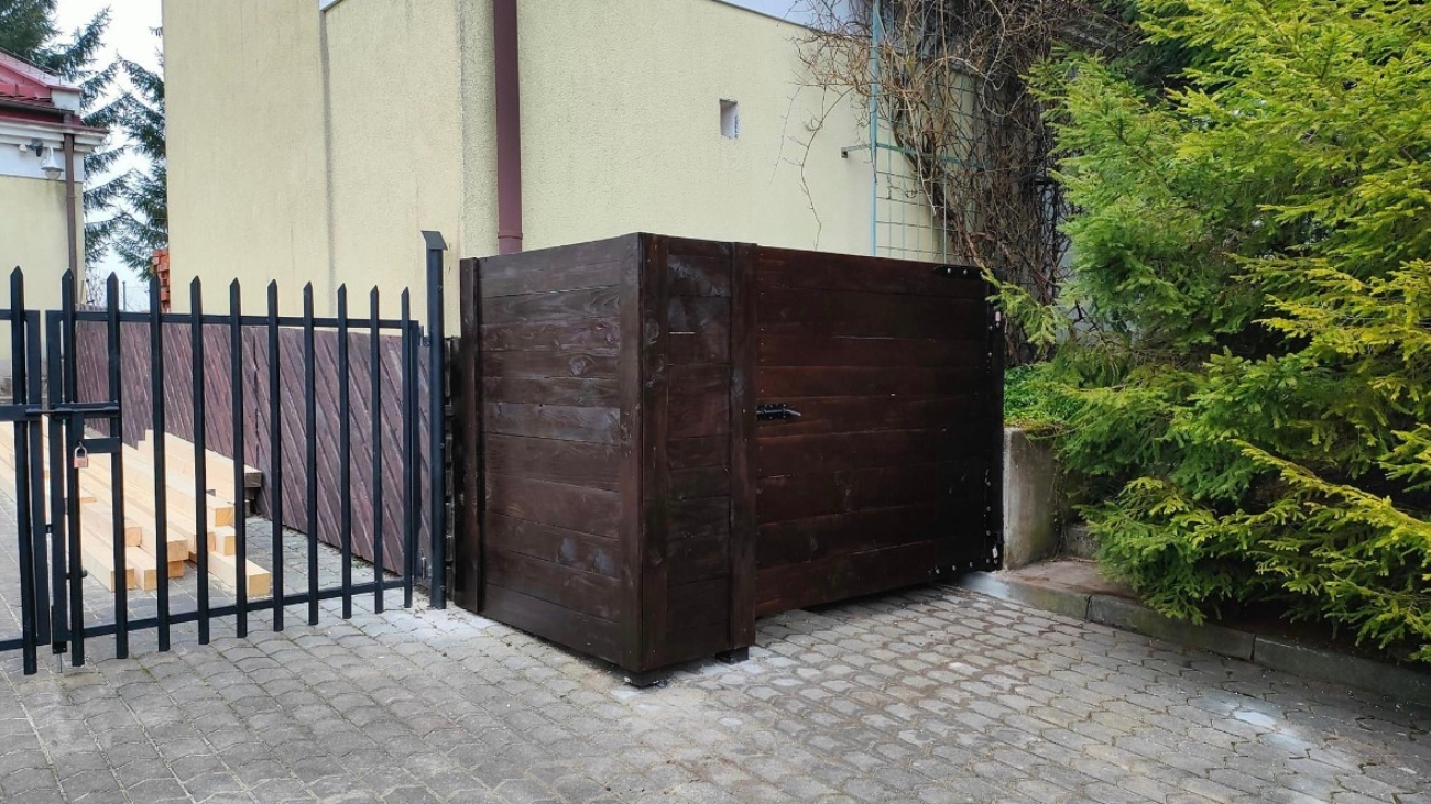 drewniania zabduowa koszy na śmieci